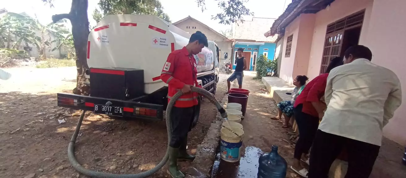 Bantu Warga Terdampak Kekeringan, PMI Depok Distribusikan 15.000 Liter Air Bersih