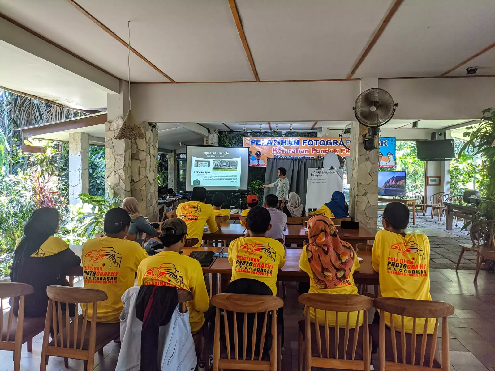 15 Warga Pontir Dibekali Pelatihan Fotografi Dasar