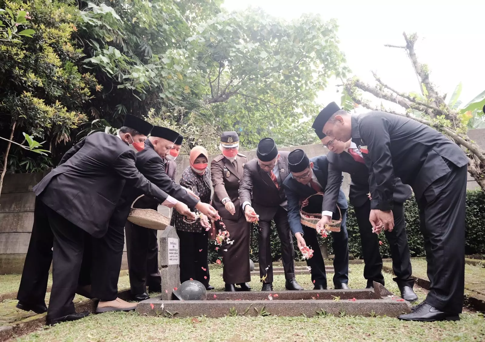 Wakil Wali Kota Bersama Forkopimda Tabur Bunga di TMP Kalimulya