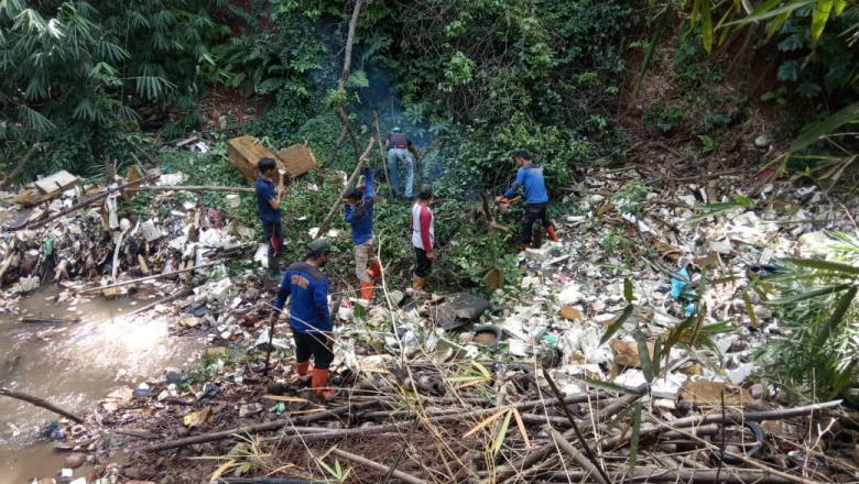 Tumpukan Sampah di Kali Baru Mulai Dibersihkan