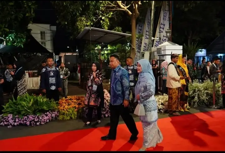 Tampil Serasi, Supian Suri dan Cing Ikah Kenakan Busana Bermotif Khas Depok di Gala Dinner APEKSI 2025