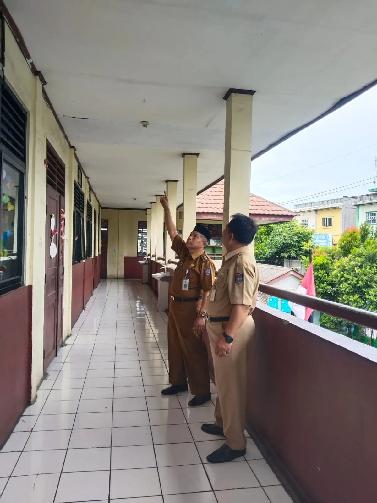 Lurah Sukmajaya Tinjau Tiga Bangunan SDN, Pastikan Struktur Bangunan Aman
