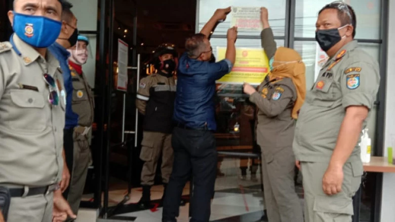 PSBB Proporsional, Satpol PP Depok Copot Stiker Tidak Layani Makan di Tempat