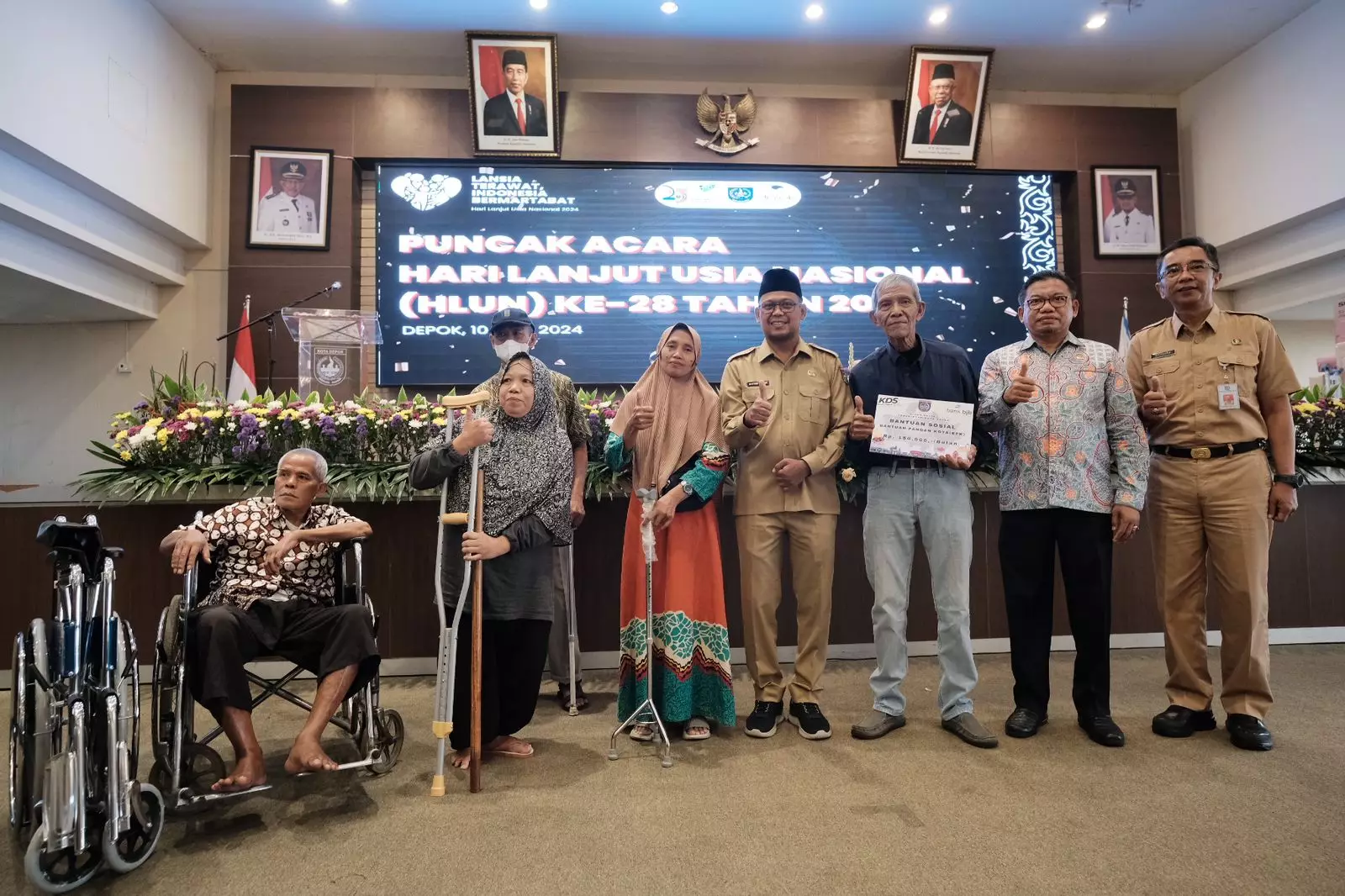 Puncak HLUN ke-28, Pemkot Depok Beri Hadiah Lansia Kursi Roda Hingga Bantuan Pangan Kota