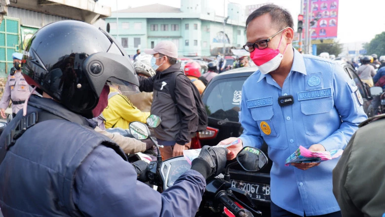 Sosialisasi Road Safety Partnership Action 2021 dan Pembagian Masker di Simpang Ramanda Margonda