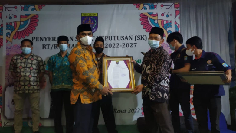 Lantik 84 Ketua RT-RW, Lurah Serua Ajak Saling Koordinasi dan Jaga Kekompakan
