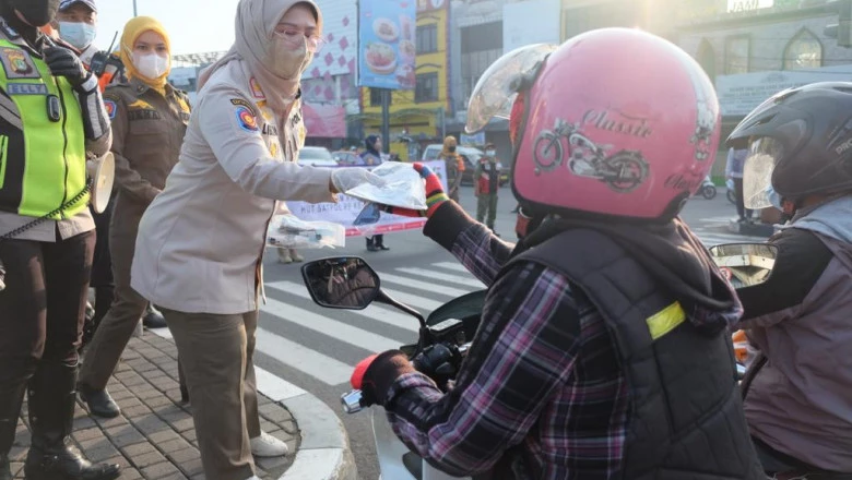 Satpol PP dan Polres Metro Depok Bagikan Masker di Simpang Ramanda