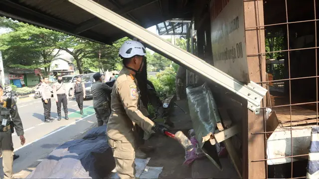 Tak Indahkan Imbauan, Satpol PP Depok Bongkar Bangli dan PKL di Tanah PT Pertamina Gas