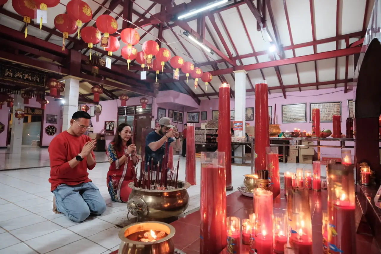 Umat Konghucu Depok Khusyuk Jalani Ibadah di Vihara Gayatri, Sambut Tahun Baru Imlek 2576