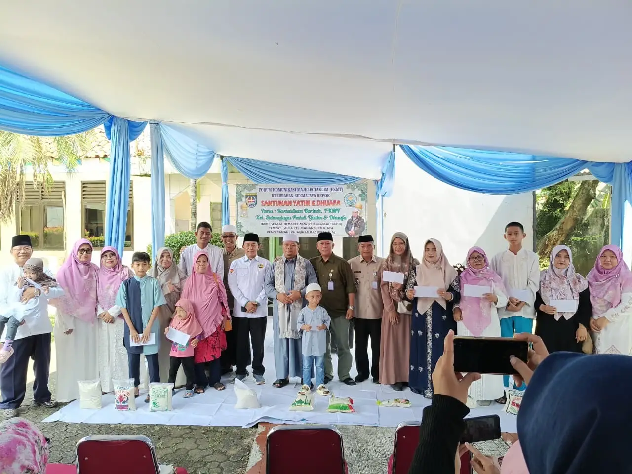Kelurahan Sukmajaya Bersama FKMT Berbagi Kebahagiaan dengan Ratusan Anak Yatim-Dhuafa