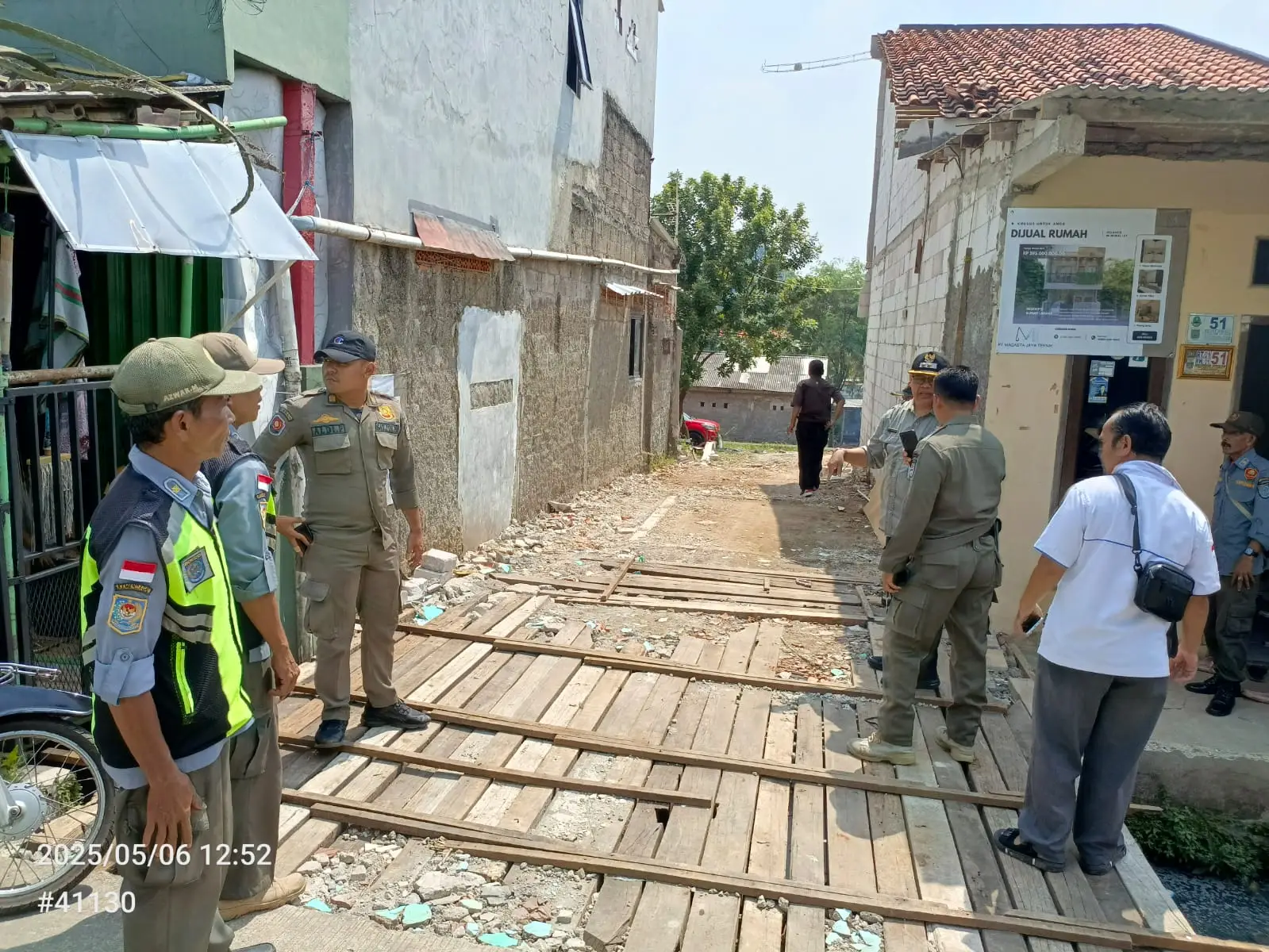 Lurah Jatijajar Bersama Satpol PP Stop Pembangunan Perumahan Tak Berizin