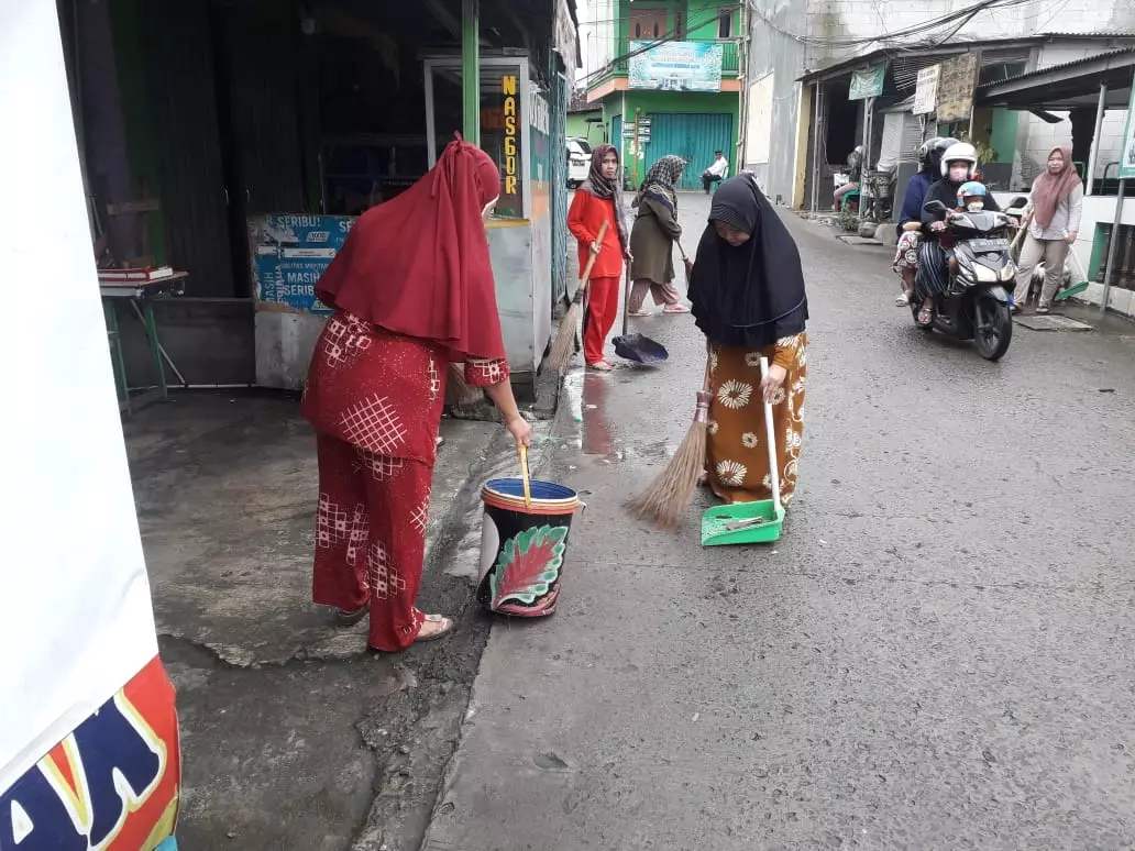 Jaga Lingkungan Tetap Nyaman, Warga RW 07 Ratujaya Lakukan Aksi Bersih-bersih