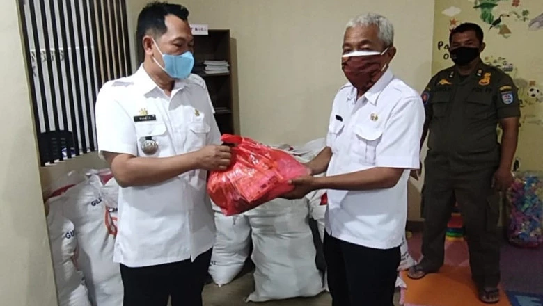 Bantu Warga Isoman, ASN se-Kecamatan Cimanggis Berikan Paket Sembako