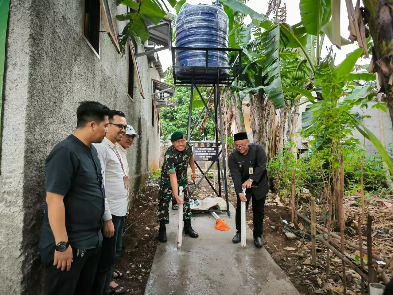 Warga RT 06 Cilodong Terbantu Dapat Bantuan Air Bersih