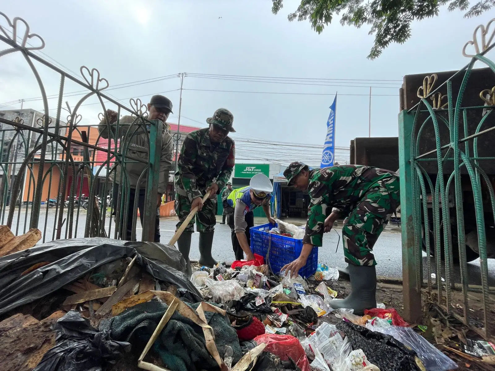Ikuti Arahan Presiden RI, TNI-Polri Kompak Bersihkan Jalan Proklamasi Depok dari Sampah