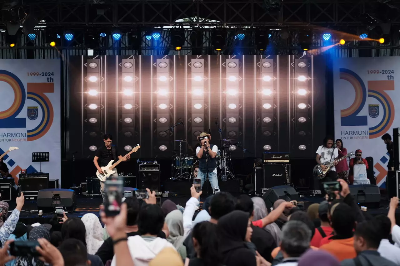 Grup Band /Rif Tutup Acara Puncak Hari Jadi ke-25 Kota Depok dengan Meriah