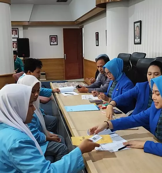 Pemkot Depok Serahkan Bantuan Bansos KDS Pendidikan Kepada Ribuan Siswa SMA