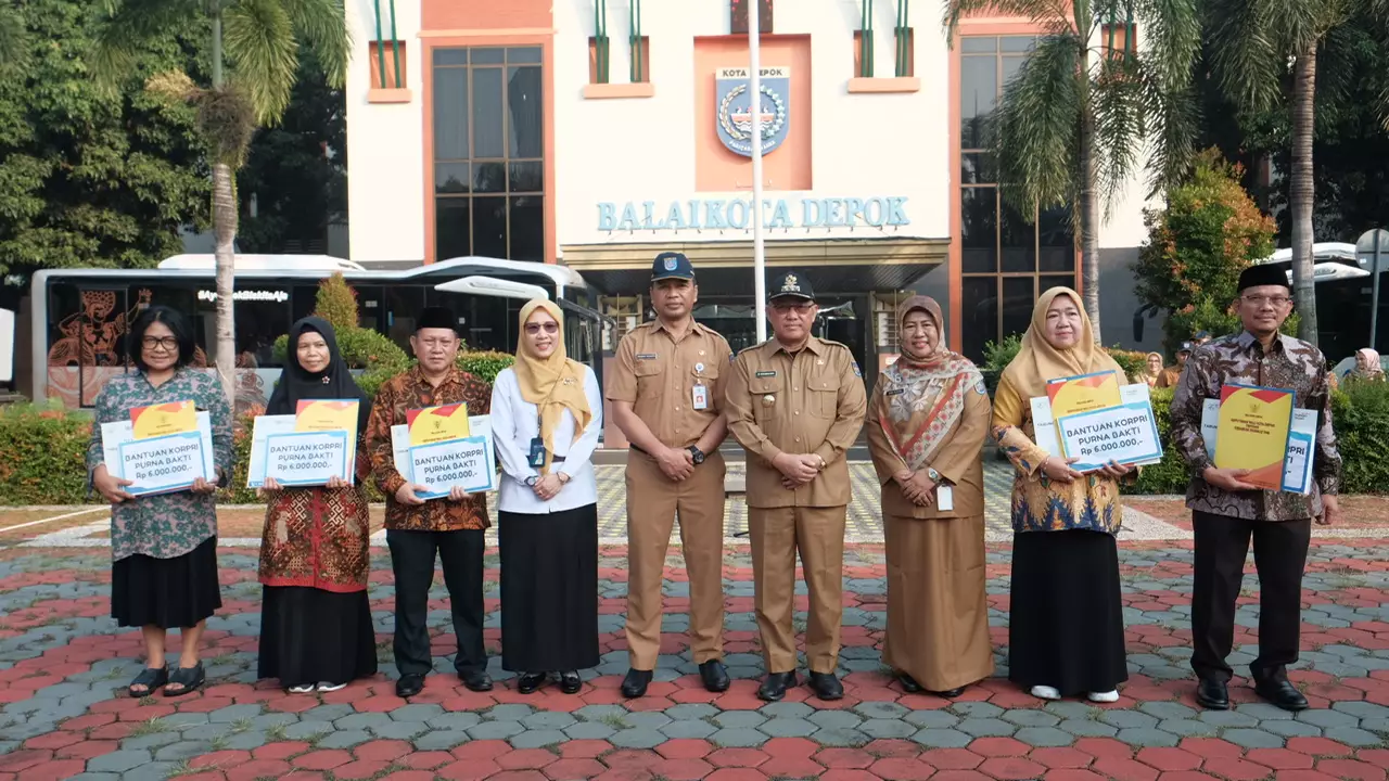 Pimpin Apel Pagi, Wali Kota Serahkan SK Pensiun kepada Lima ASN Depok