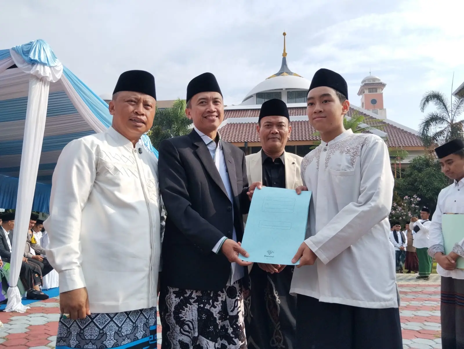 Momen Hari Santri 2025, Wali Kota Depok Serahkan Penghargaan dan Santunan