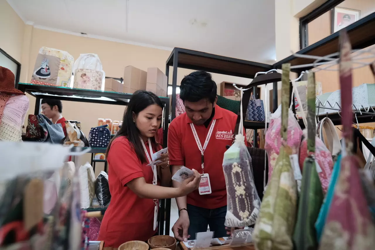 Peserta IACS dari 9 Negara Kunjungi Dekranasda Depok