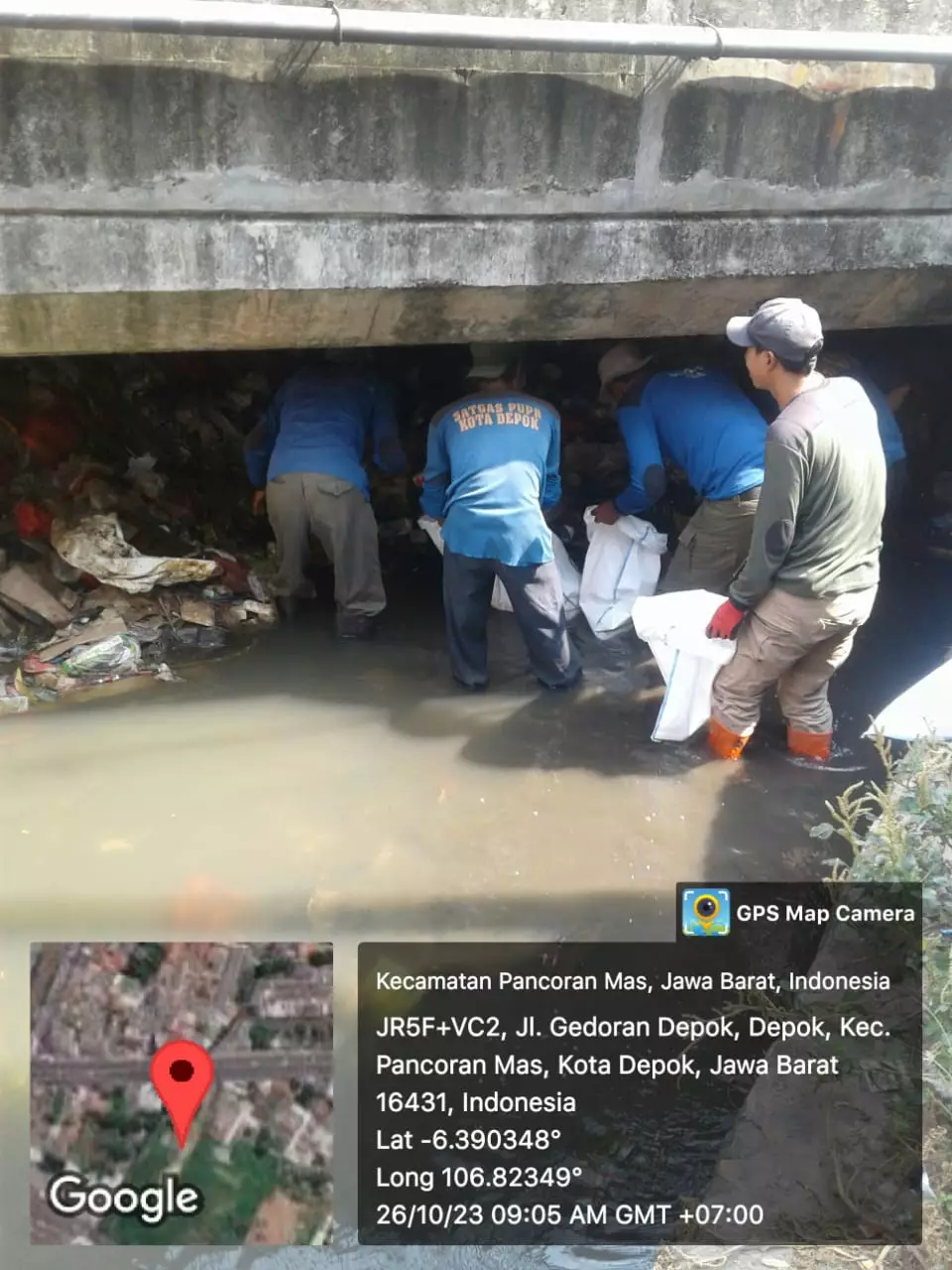 Satgas DPUPR Angkut 4 Ton Sampah dari Kali Cabang Barat