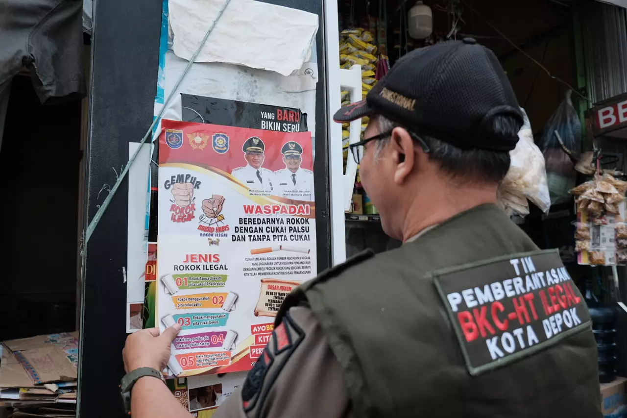 Satpol PP Pasang Stiker Sosialisasi Rokok Ilegal Pada Sejumlah Kios di Sukmajaya