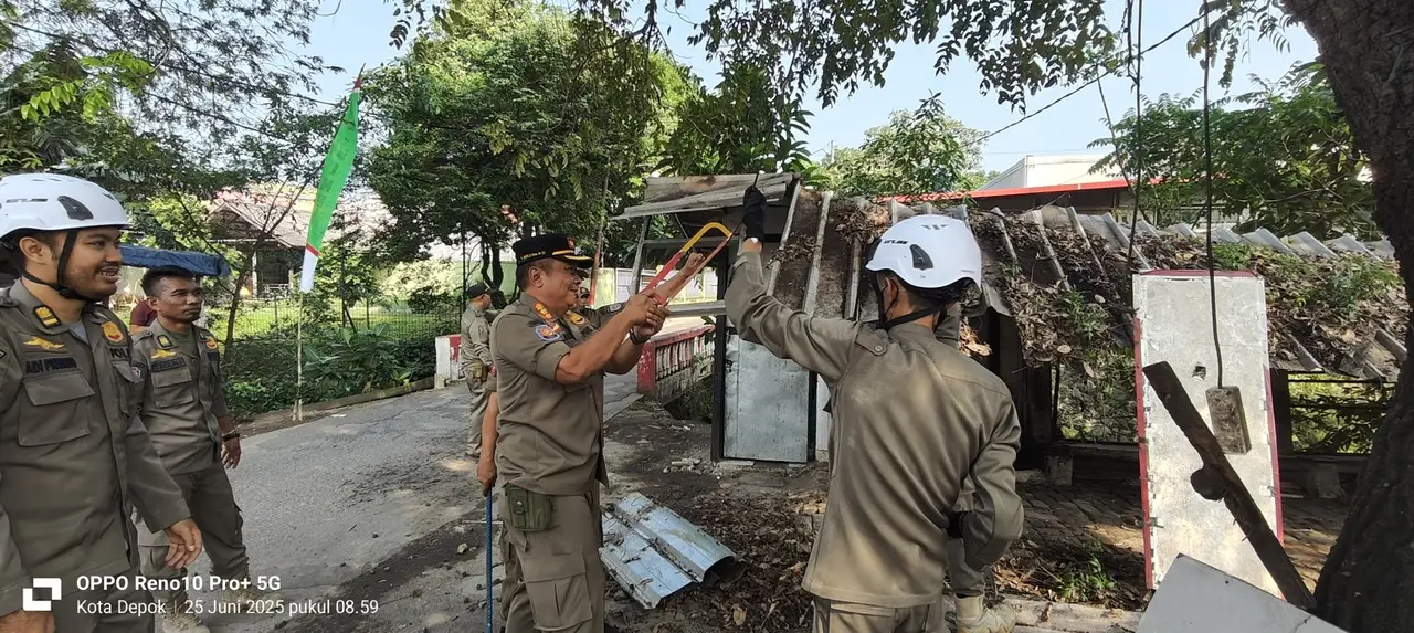 Langgar Aturan, Satpol PP Depok Tertibkan PKL dan Bangunan Liar di Panmas dan Cipayung