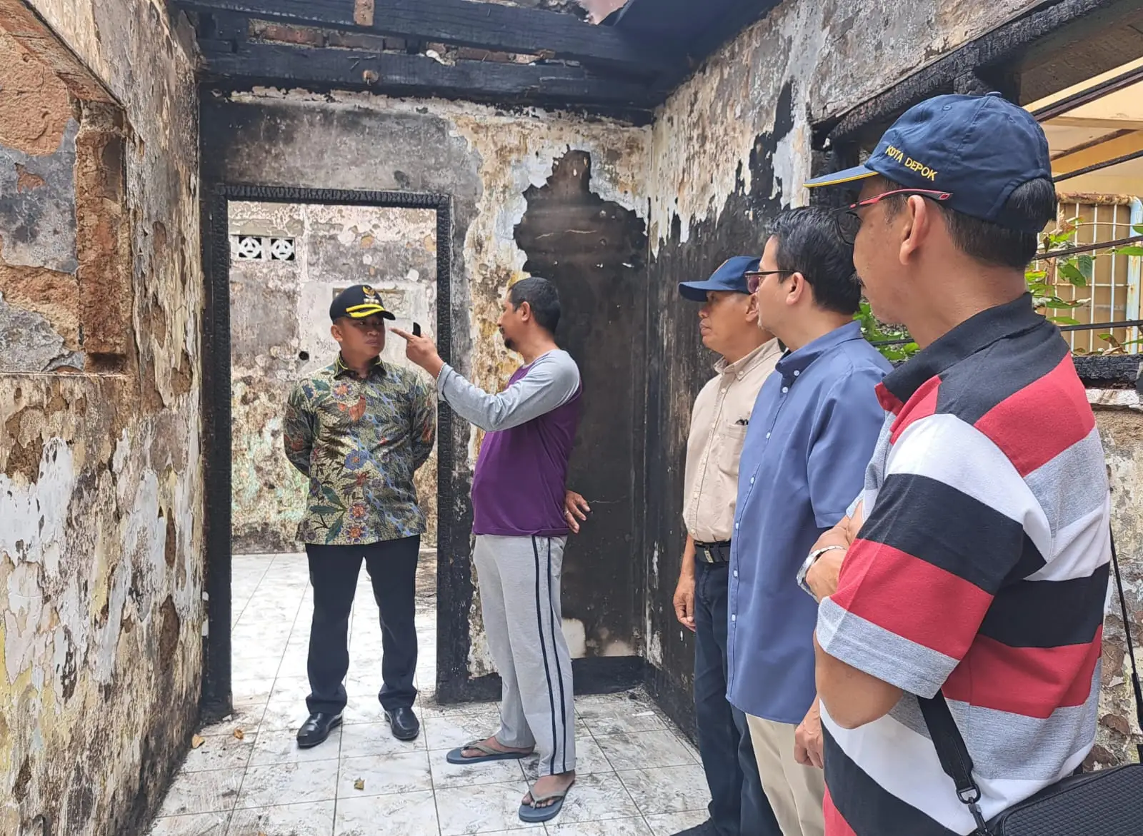 Wali Kota Depok Serahkan Bantuan untuk Warga Penyintas Kebakaran di Pancoran Mas
