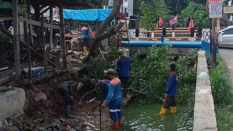 DPUPR Turunkan Satgas Lakukan Penanganan Turap Outlet Situ Cilangkap