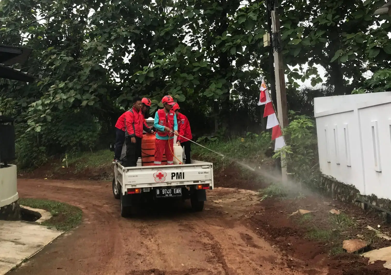 Cegah Penyakit Menular, PMI Depok Semprot Disinfektan ke Perumahan Pasca Banjir