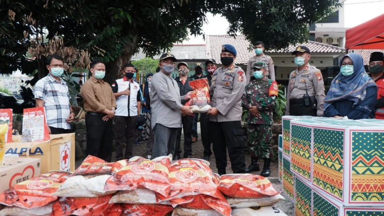 Kunjungi Dapur Umum di Mekarsari, Wali Kota Berikan Sejumlah Bantuan