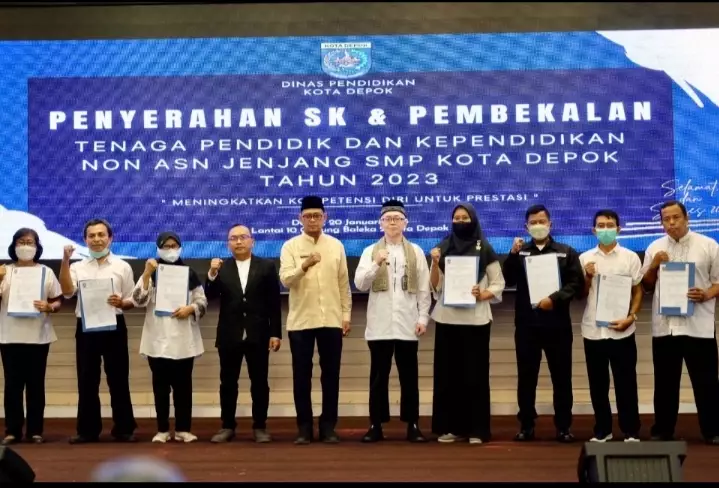 Terima SK dari Pemkot, Tenaga Pendidik di Depok Berucap Syukur