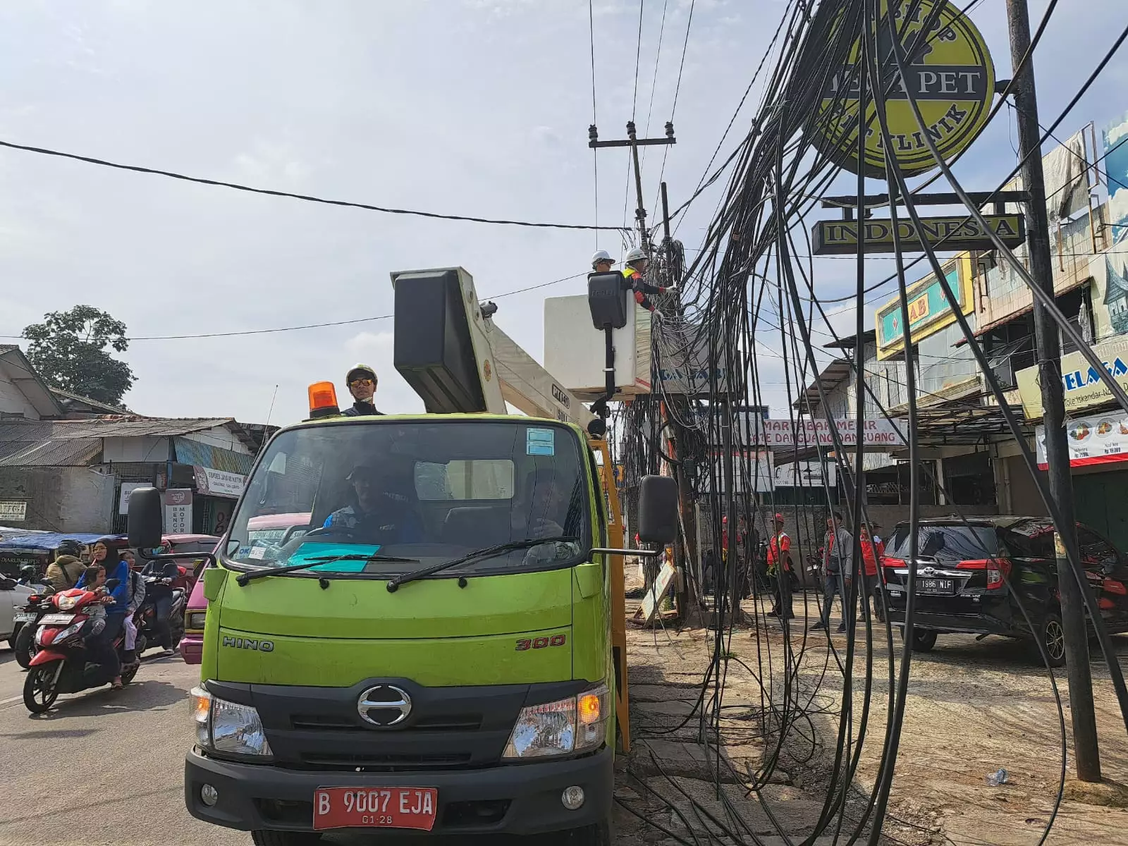 DPUPR Potong Kabel Udara di Simpang KSU-Siliwangi untuk Keamanan Pejalan Kaki