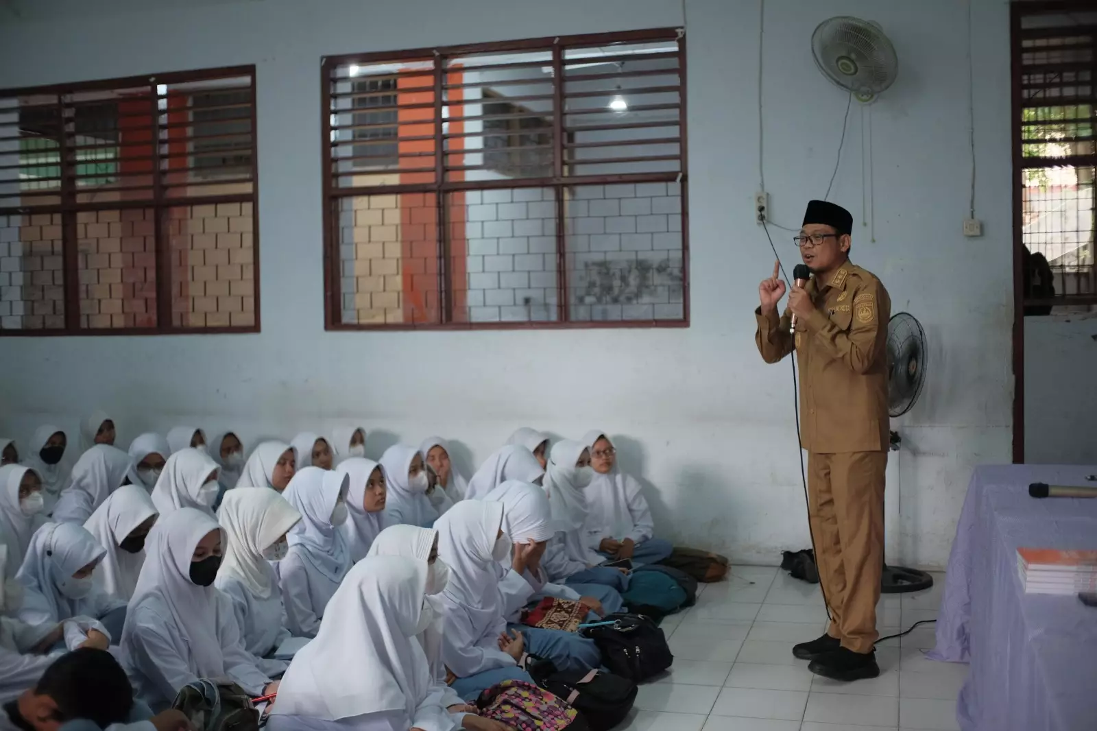 Bang Imam Motivasi Pelajar SMA Negeri 15 Agar Seimbang Mempelajari Ilmu Agama dan Pengetahuan