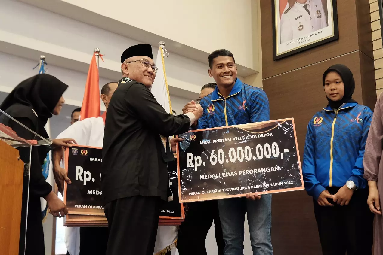 Wali Kota Serahkan Imbal Prestasi Kepada Ratusan Atlet Depok