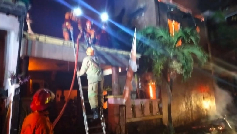 Jinakkan Si Jago Merah di Cipayung, Damkar Depok Kerahkan 6 Mobil Pemadam