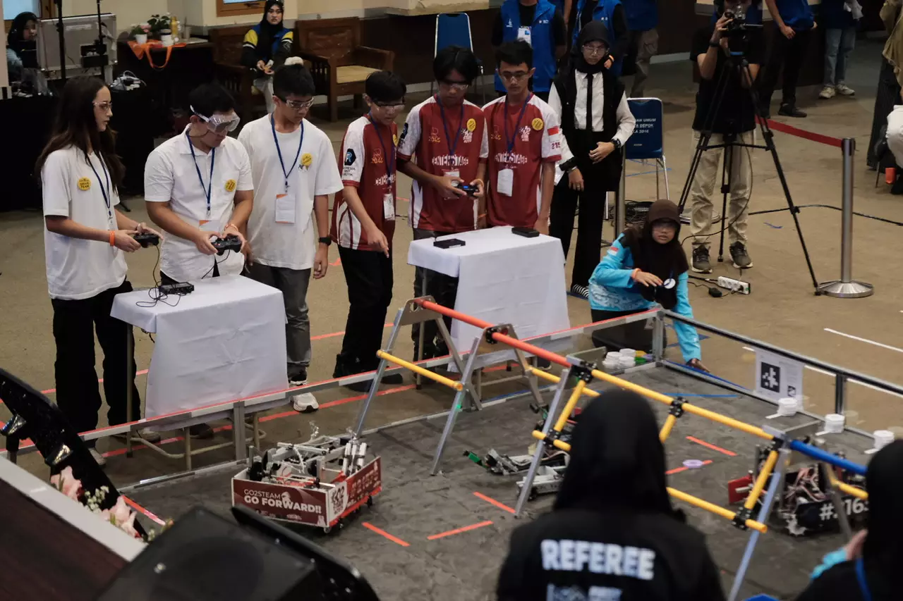 15 Tim Robotik Adu Kemampuan di Kompetisi IFR Regional Nusantara