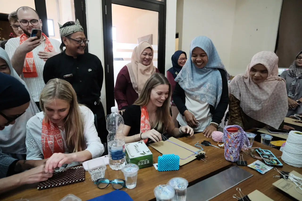 Mahasiswa HVF Ludwigsburg Jerman Kunjungi Dekranasda Depok