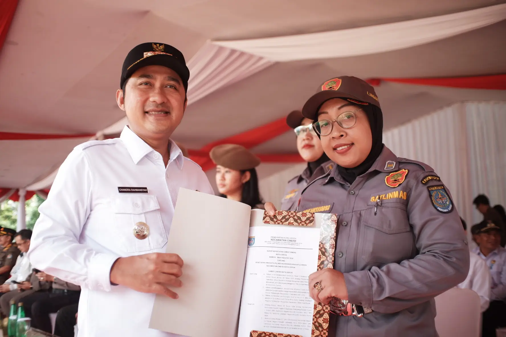 Chandra Rahmansyah Serahkan SK PPPK PW Satpol PP dan Pengukuhan Satlinmas Depok