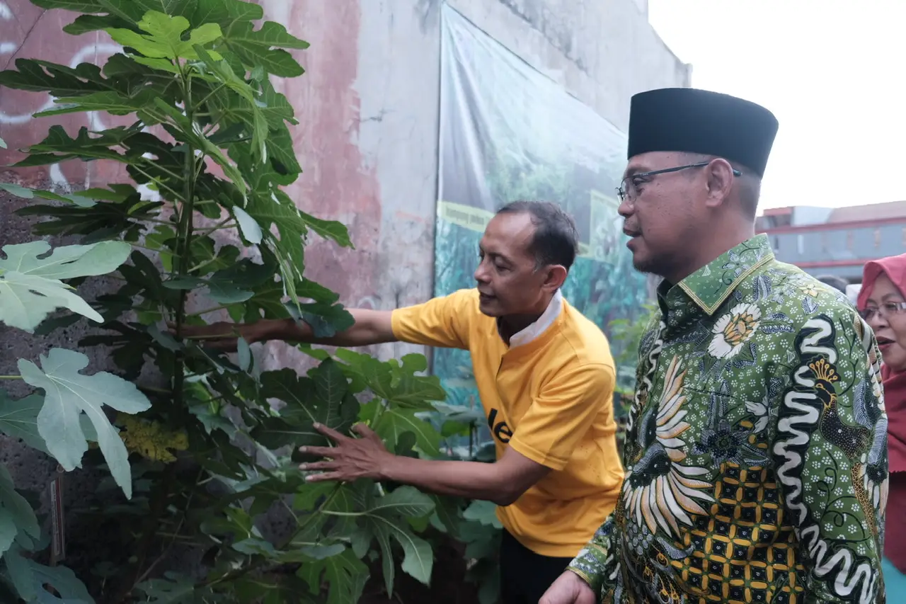 Apresiasi Inovasi Warga Mekarsari, Wakil Wali Kota Depok Ikut Tanam Pohon Tin