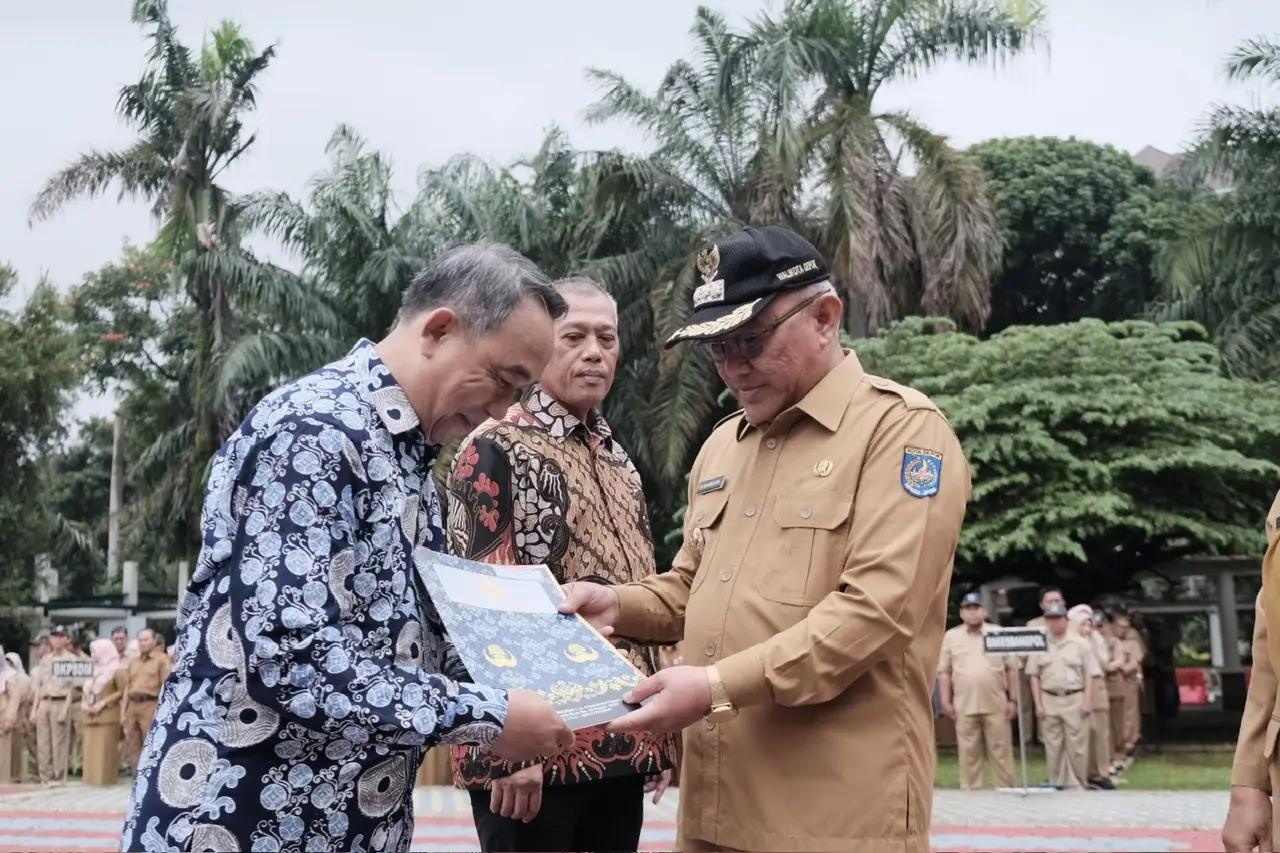 Wali Kota Depok Serahkan Piagam Penghargaan dan SK Pensiun ASN Lewat Apel Pagi