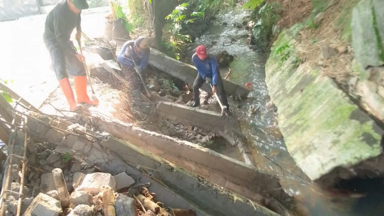 Satgas DPUPR Bersihkan Material Longsor di Kali Cipinang