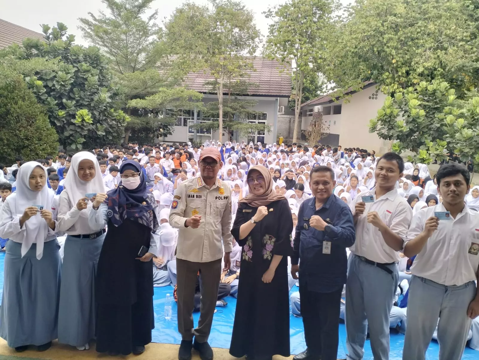 Kunjungi SMAN 12 Depok, Bang Imam Pantau Ratusan Siswa Rekam KTP-el