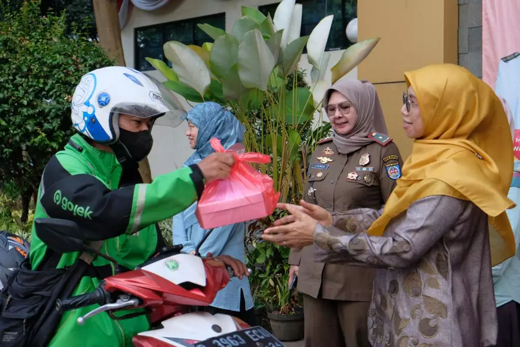 Bunda Elly Bersama Komunitas Kajian ASN Bagikan Takjil untuk Ojek Online