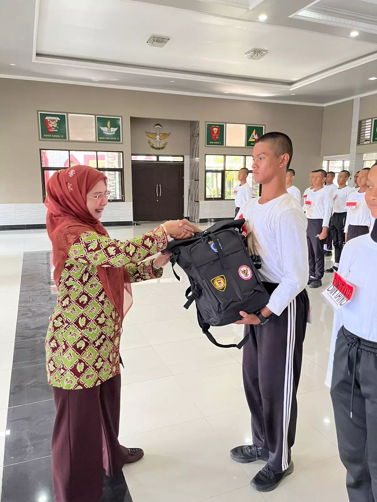 Serahkan Atribut Latihan kepada Capaska, Kepala Bakesbangpol Depok: Ini Adalah Identitas