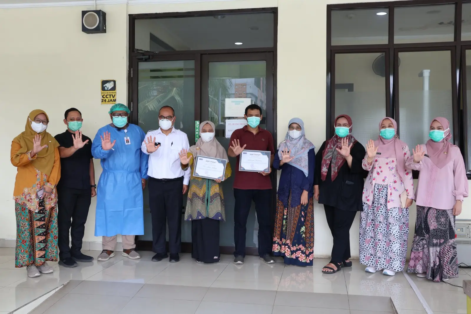 RSUD KiSA Serahkan Sertifikat kepada Pasien Selesai Berobat TB RO