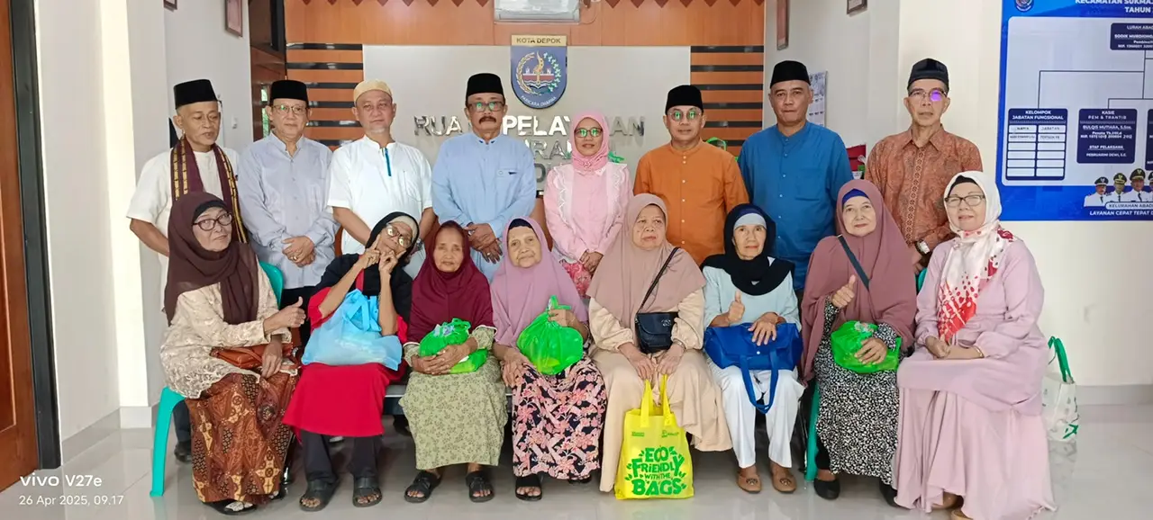 Dukung Program Depok Sayang Ama Emak, Stakeholder Kelurahan Abadijaya Serahkan Bingkisan ke Ibu Asuh