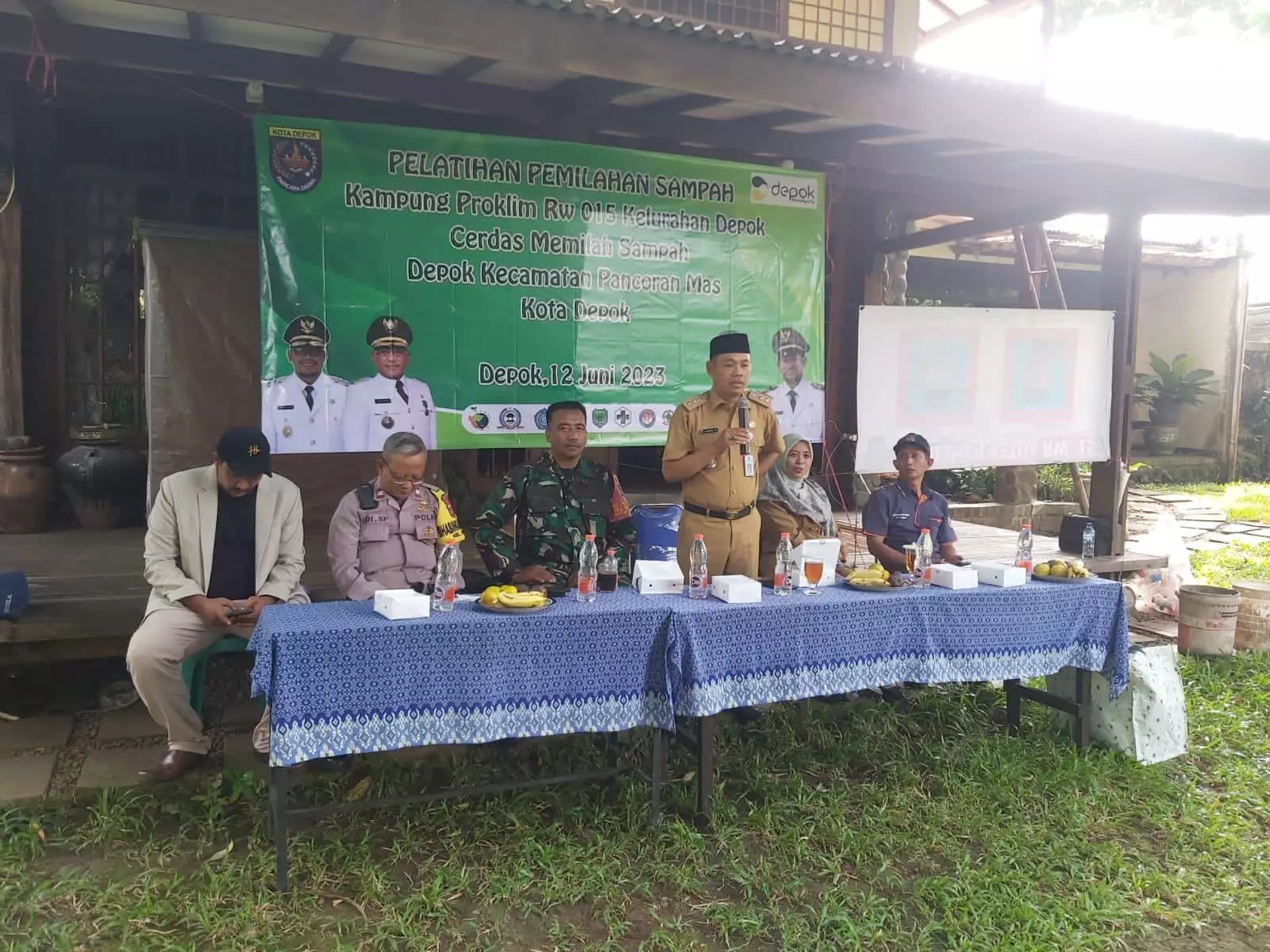 Warga RW 15 Kelurahan Depok Dibekali Pengolahan Sampah dengan Teknologi Eco Enzyme