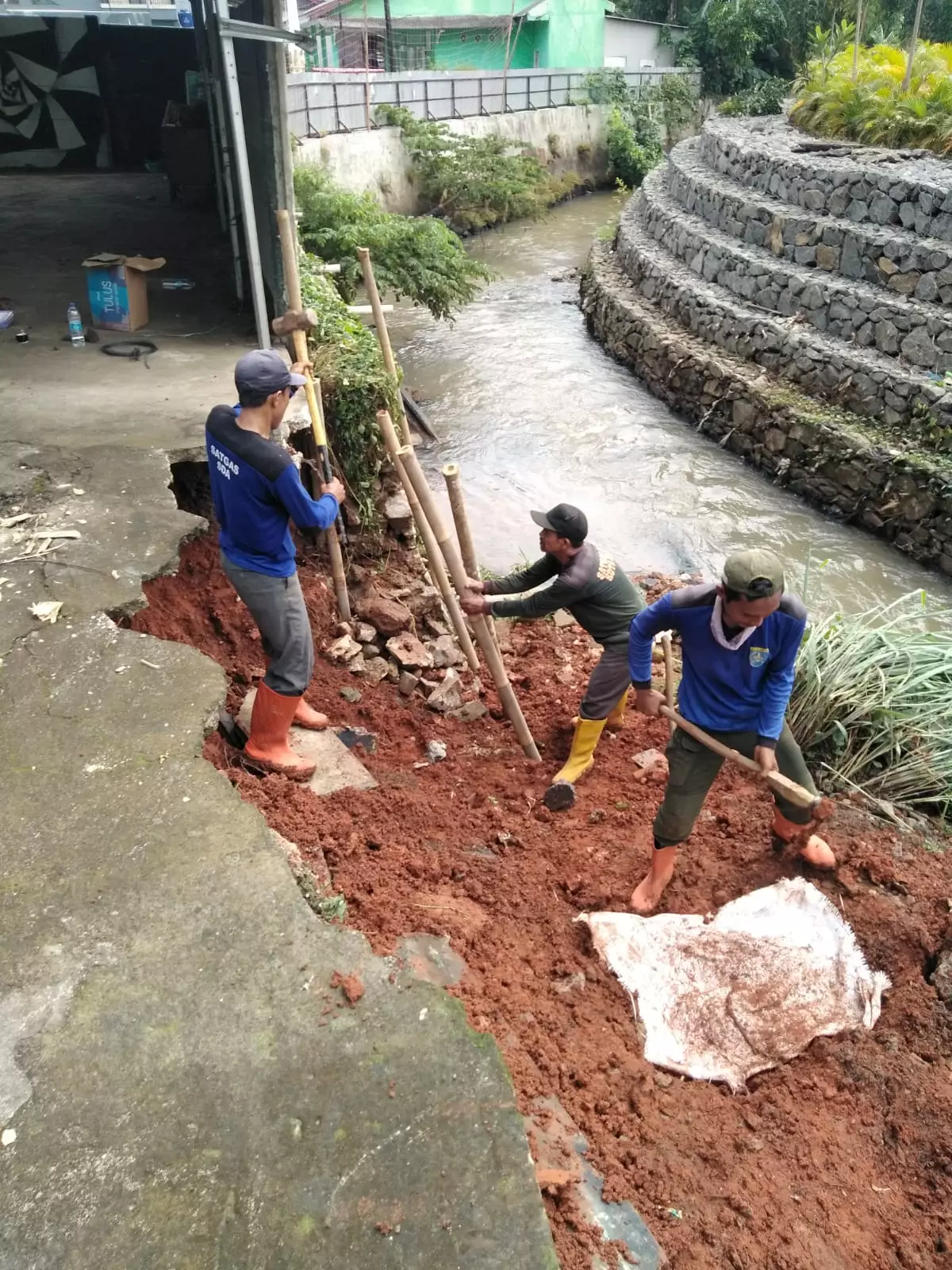 Satgas DPUPR Depok Tangani Longsor Turap Kali Sunter