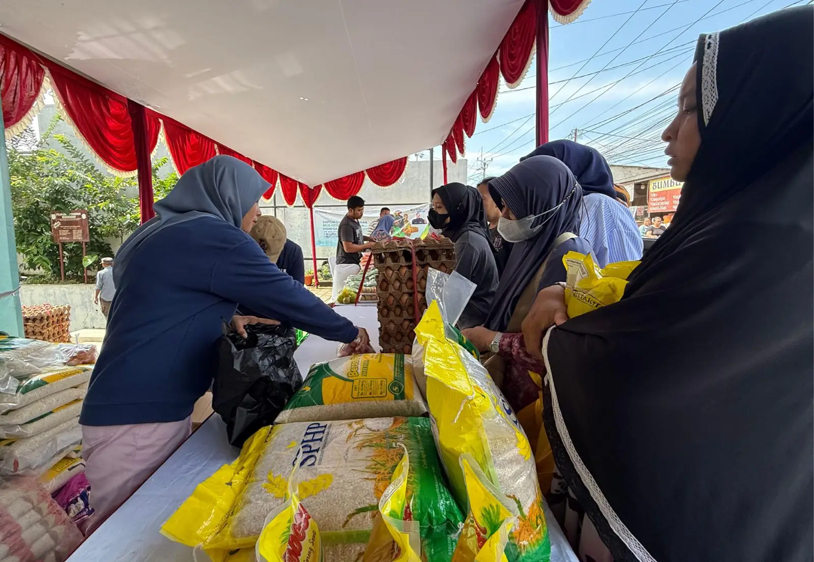 GPM Berikan Sembako Murah Bagi Warga Rangkapan Jaya, Hadirkan Senyum di Setiap Rumah